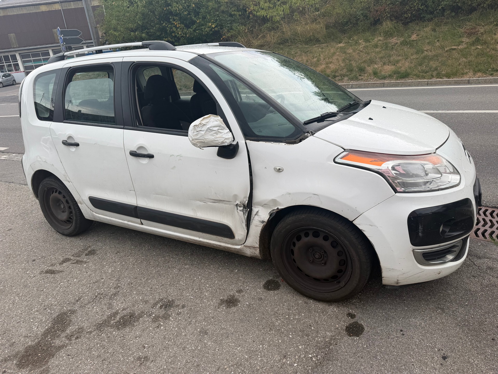 CITROEN C3 Picasso 1.6 HDi Chic-image-0