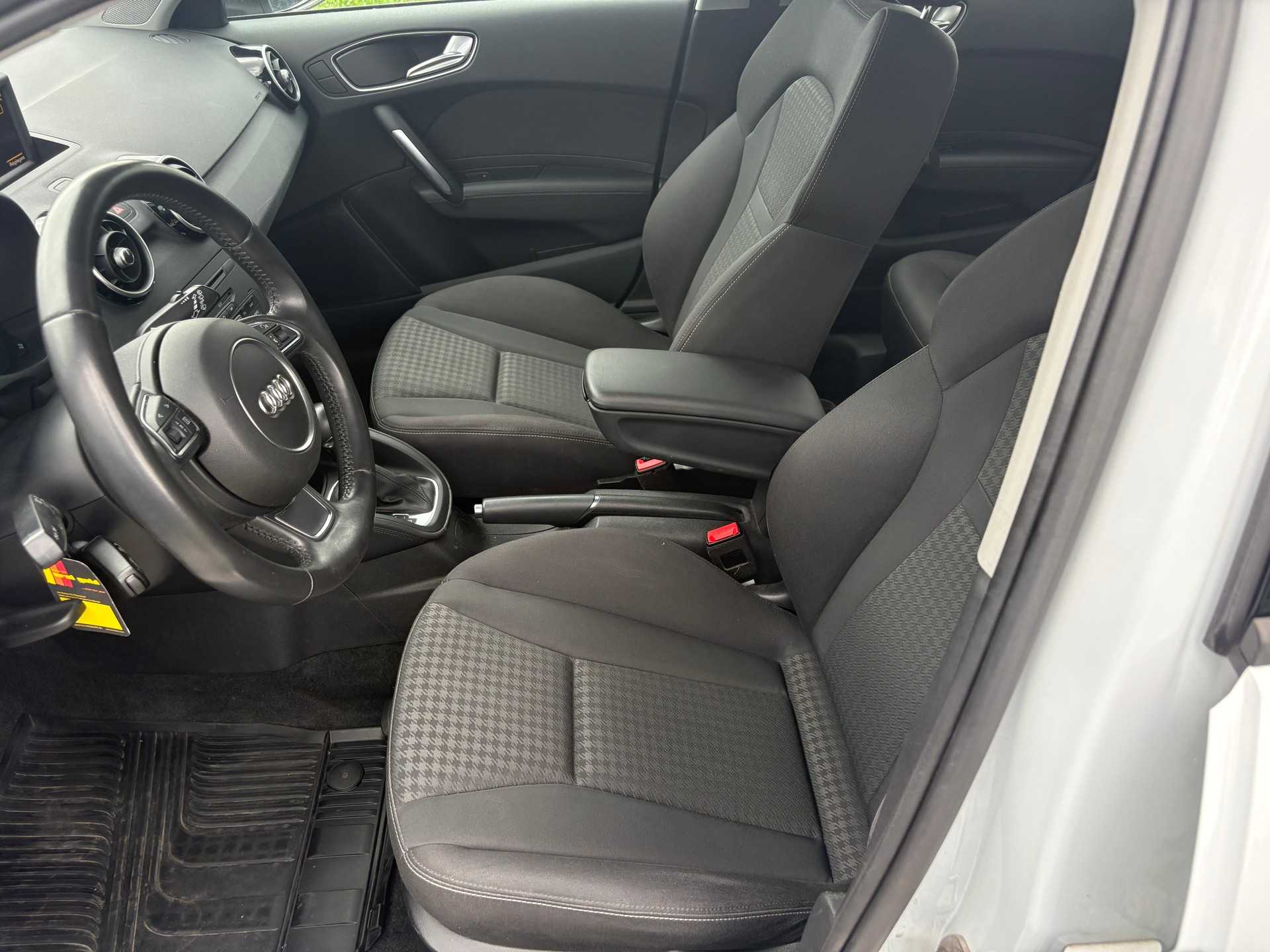 AUDI A1 Sportback 1.4 TFSI Ambition S-tronic-image-8