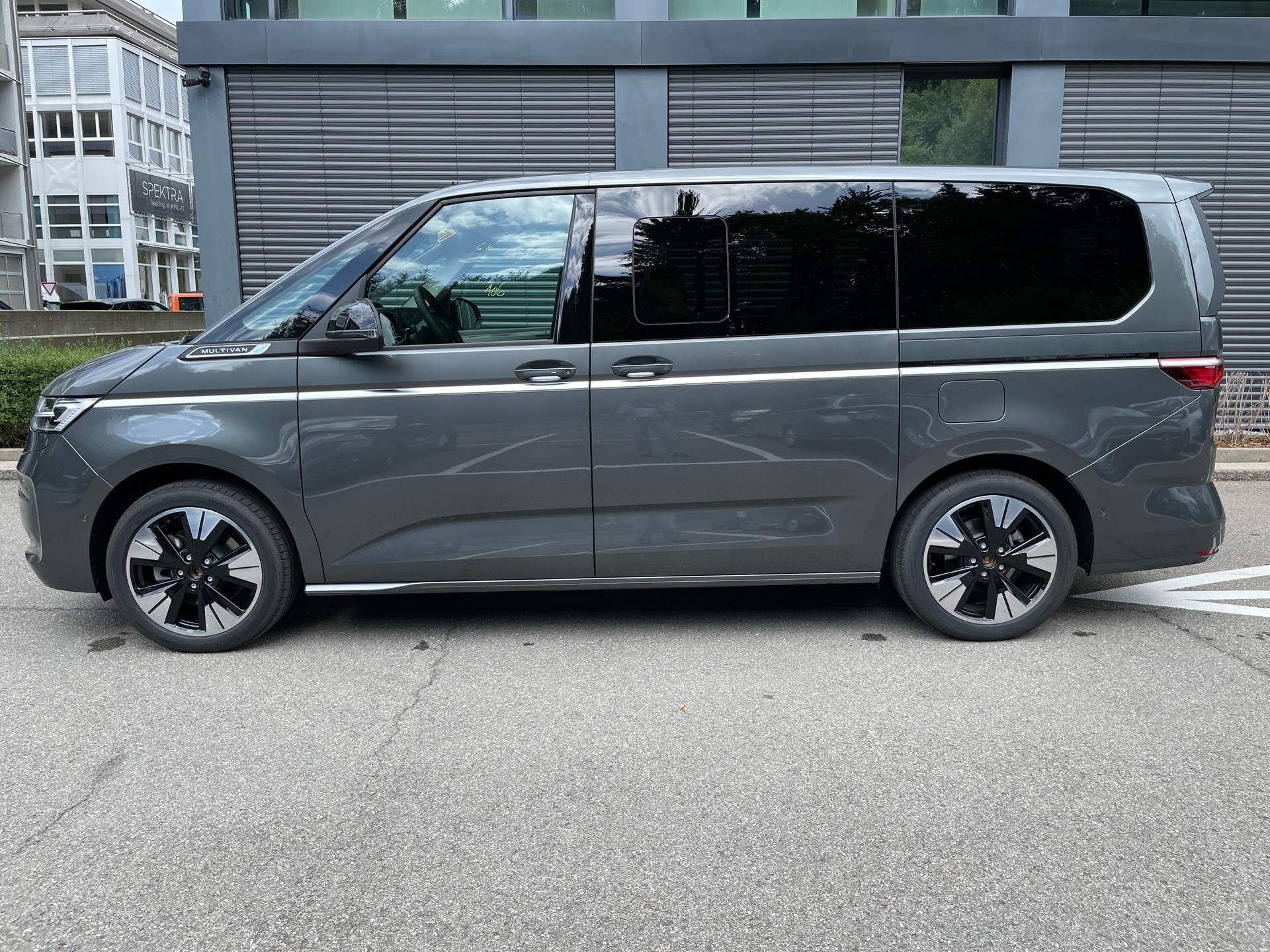 VW Multivan 1.5 eHybrid Style Lang DSG 4Motion mit AHK-showroom-element-1