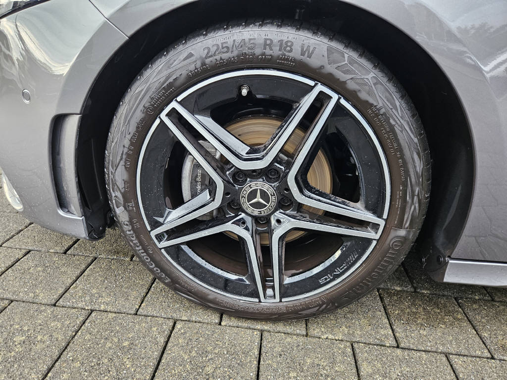 MERCEDES-BENZ A 200 4Matic AMG Line-image-6