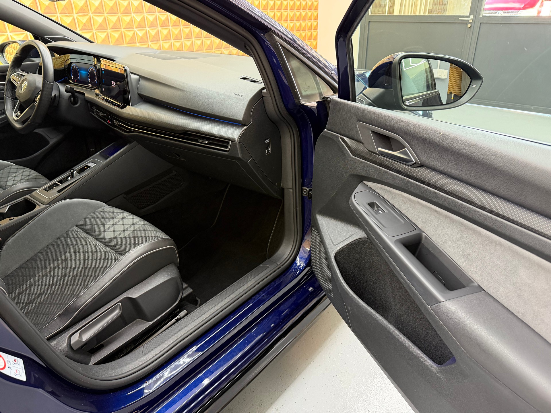 VW Golf 1.5 eTSI mHEV ACT R-Line DSG-image-12