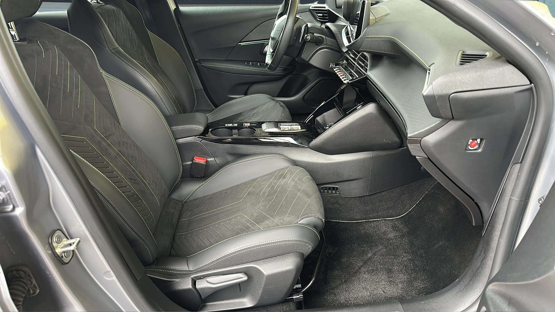 PEUGEOT 208 1.2 MHEV 145 GT-image-11