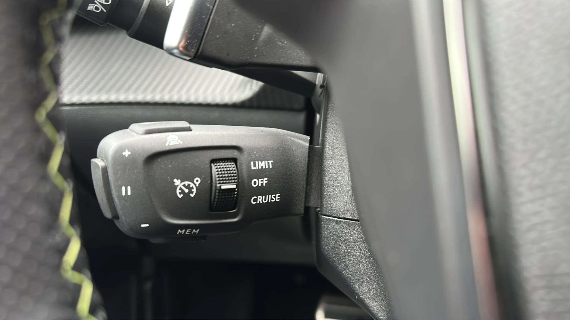 PEUGEOT 208 1.2 MHEV 145 GT-image-19