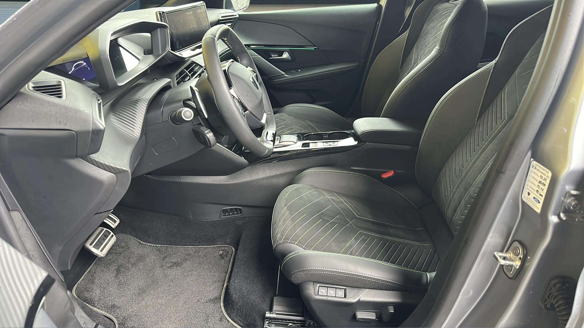 PEUGEOT 208 1.2 MHEV 145 GT-image-10