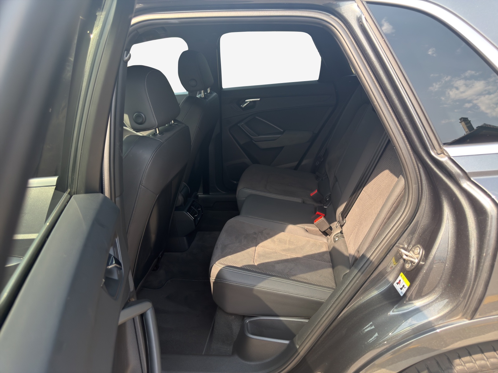 AUDI Q3 40 TFSI S line quattro S-tronic-image-11