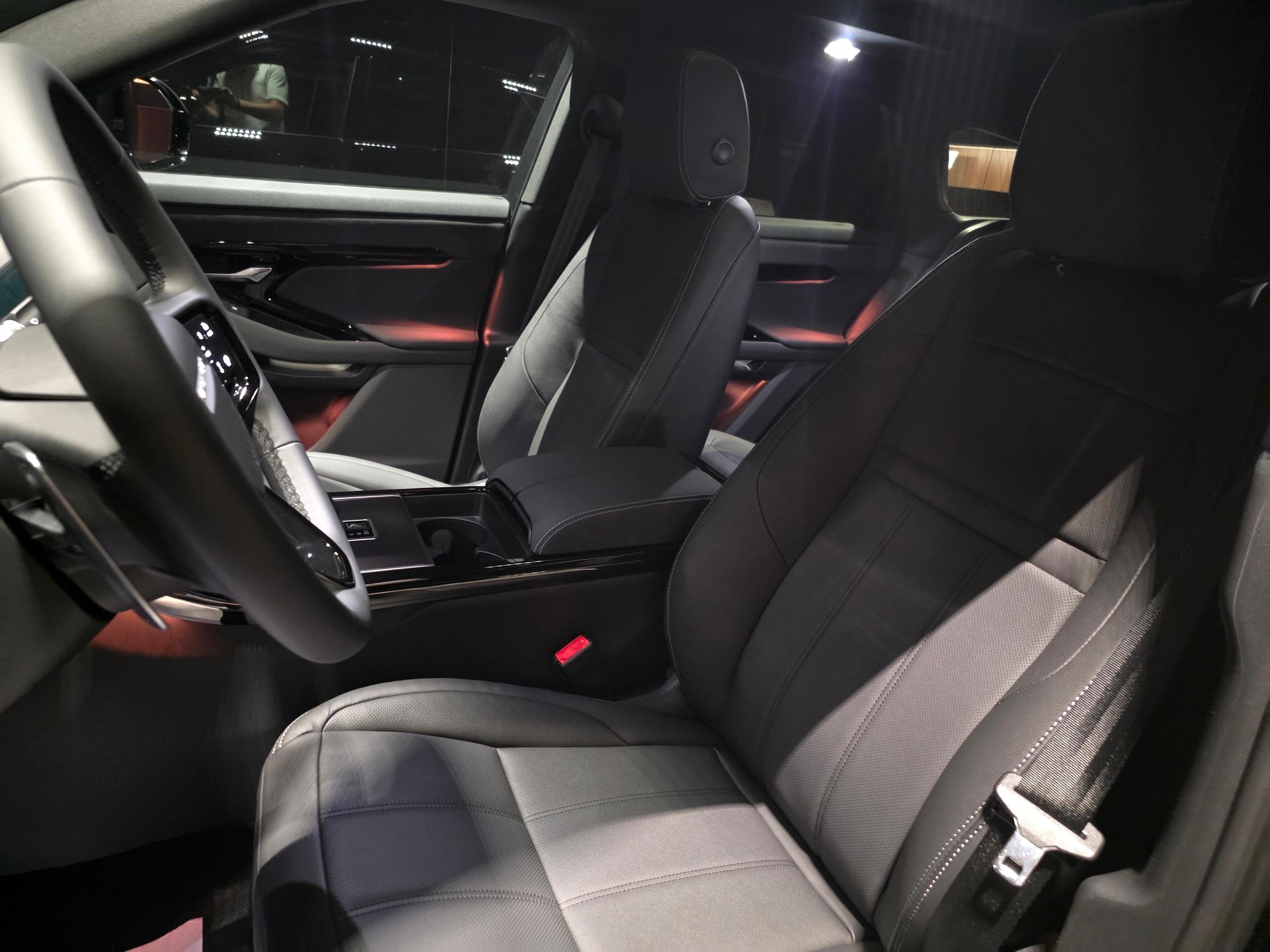 LAND ROVER Range Rover Evoque 1.5 T 270e Hoxton Edition-image-5