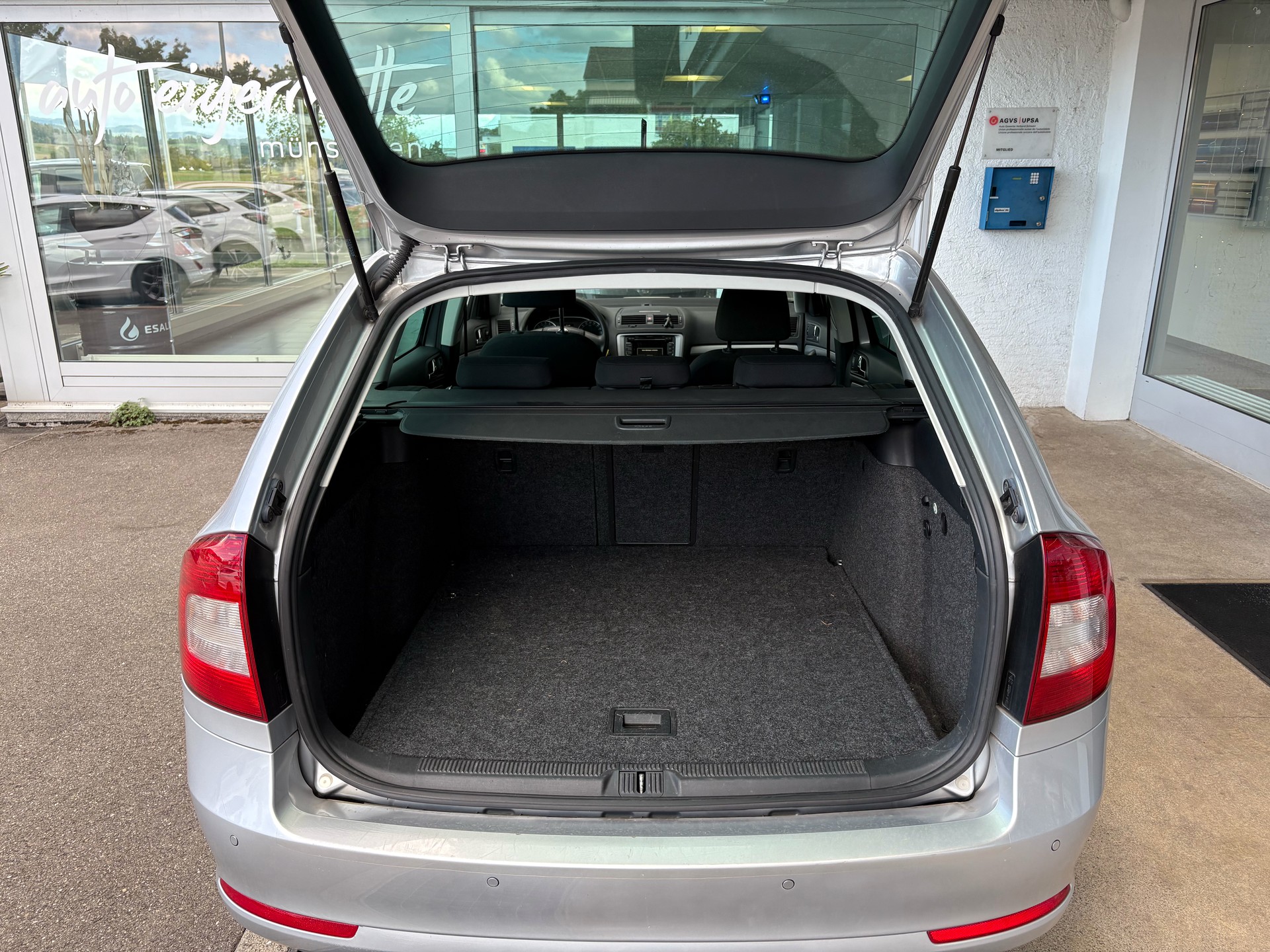 SKODA Octavia Combi 1.6 TDI Ambition-image-6