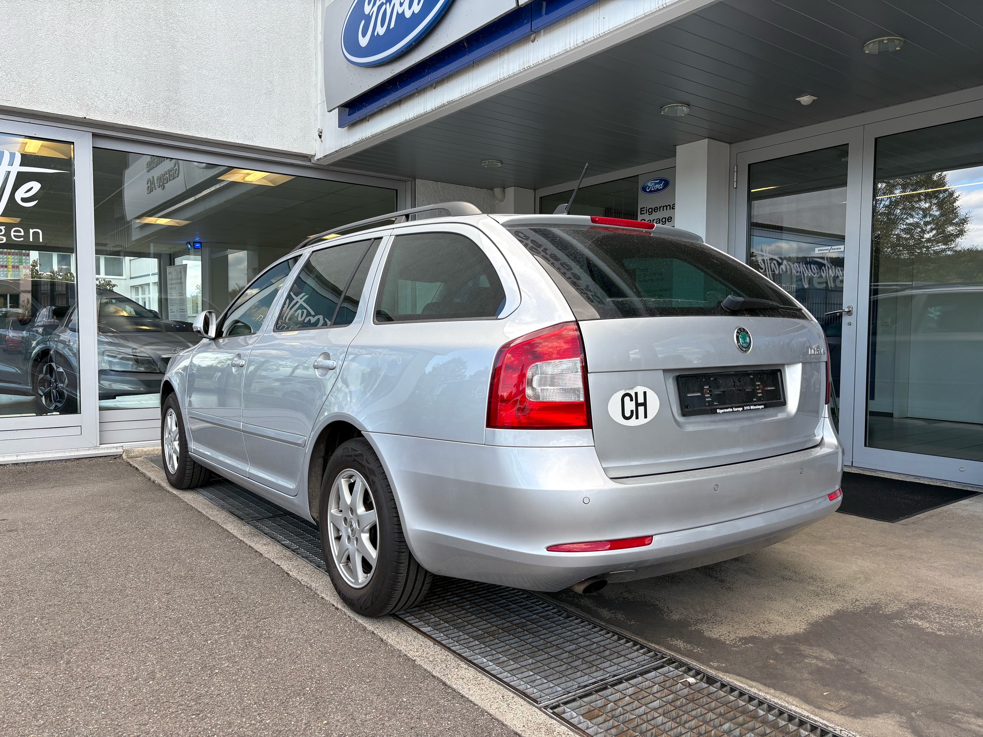 SKODA Octavia Combi 1.6 TDI Ambition-image-3