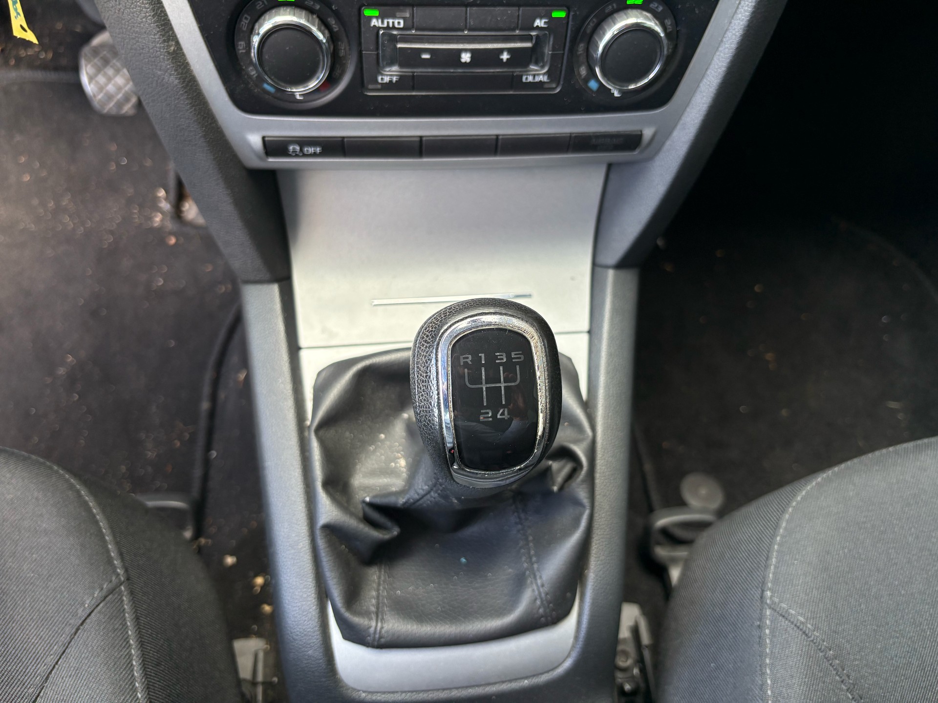 SKODA Octavia Combi 1.6 TDI Ambition-image-15