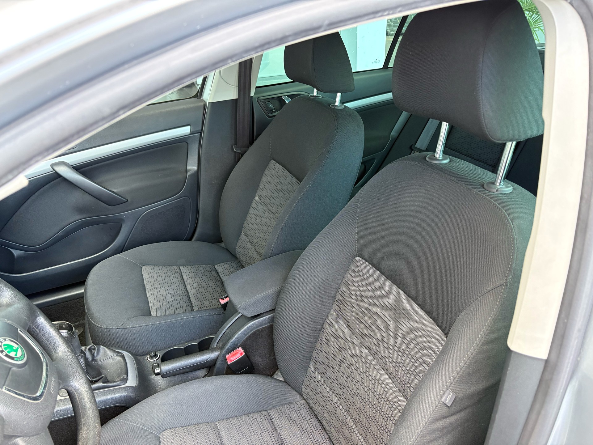 SKODA Octavia Combi 1.6 TDI Ambition-image-7