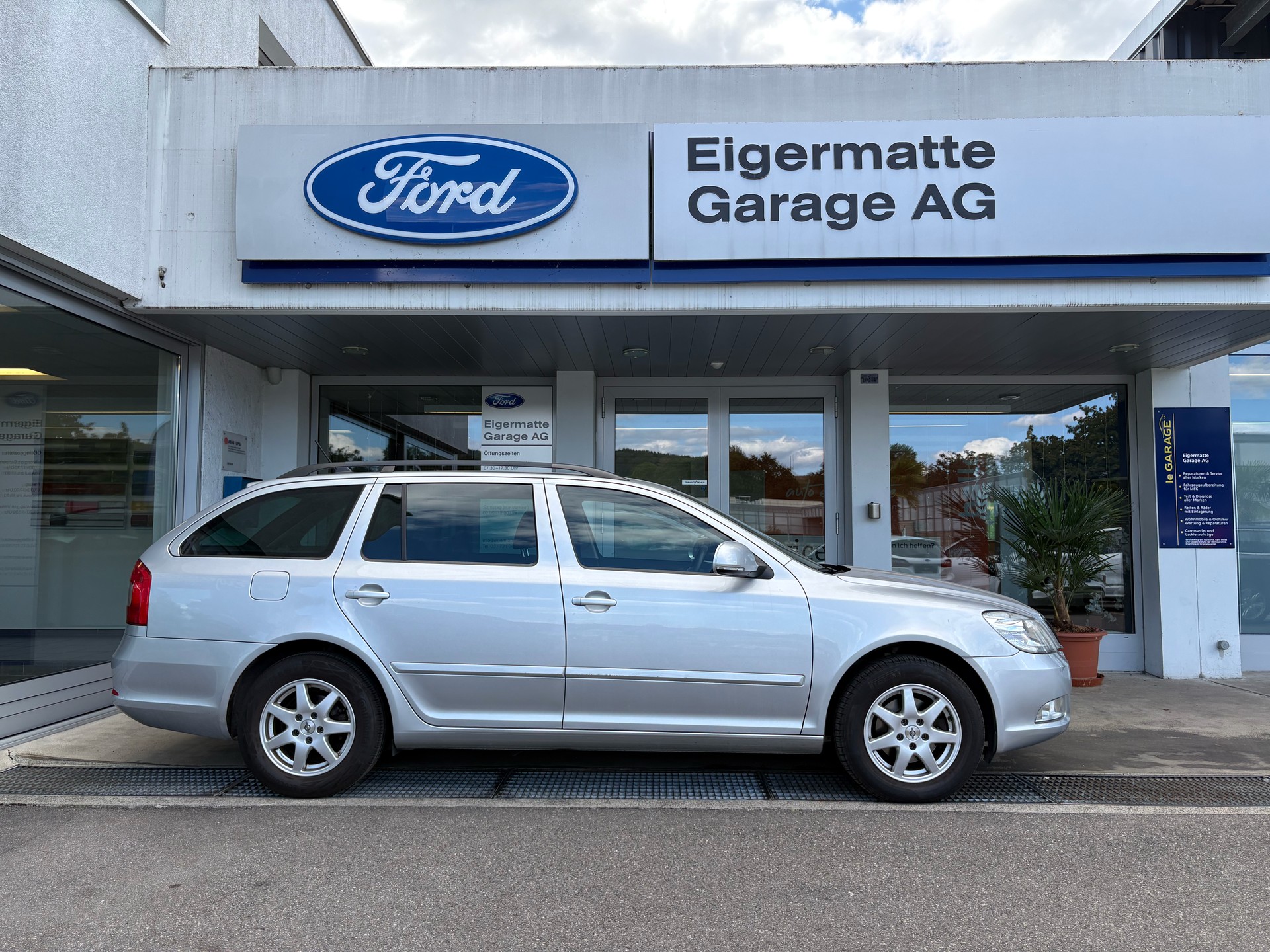 SKODA Octavia Combi 1.6 TDI Ambition-image-0