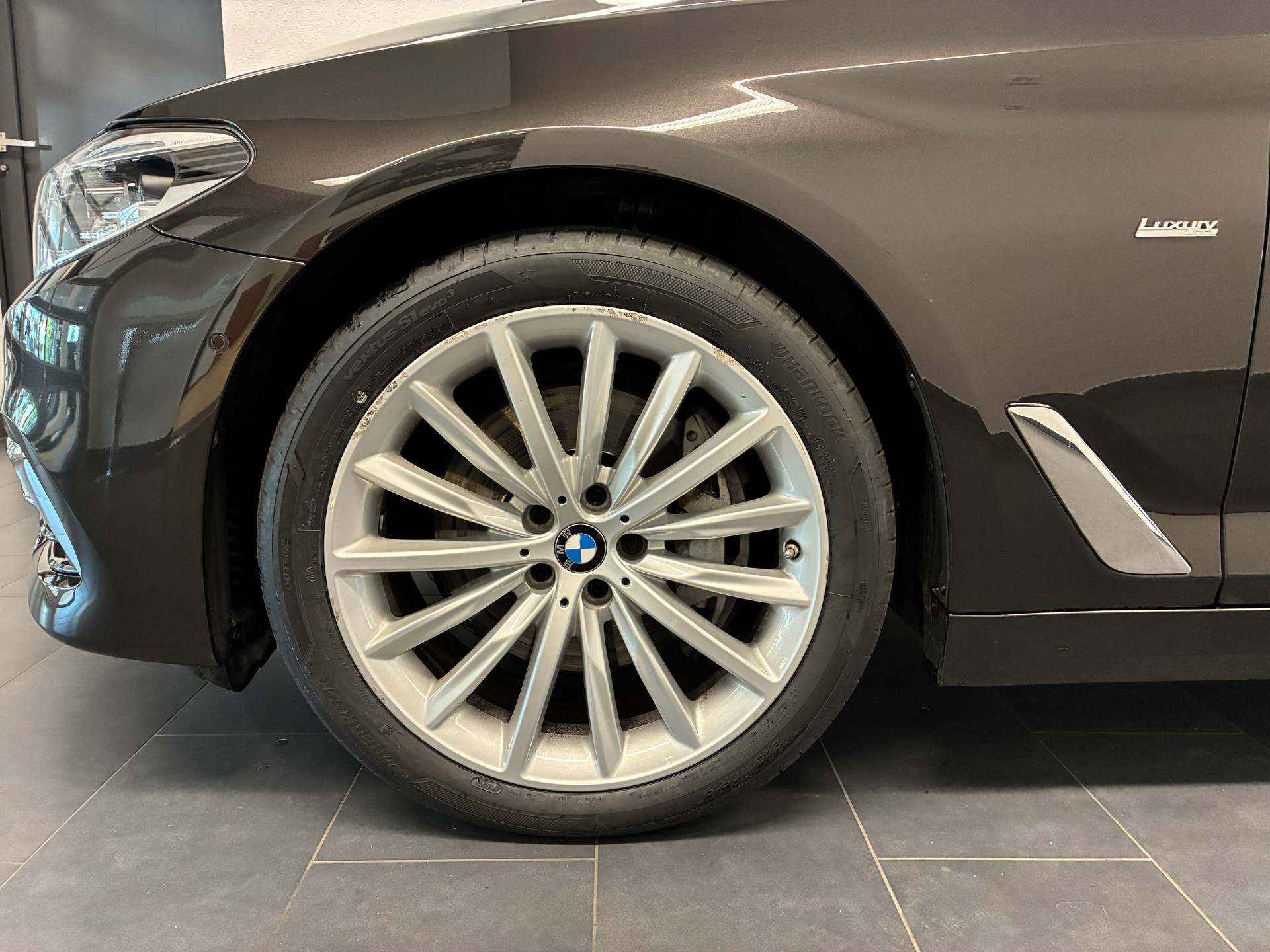 BMW 540i xDrive-showroom-element-2