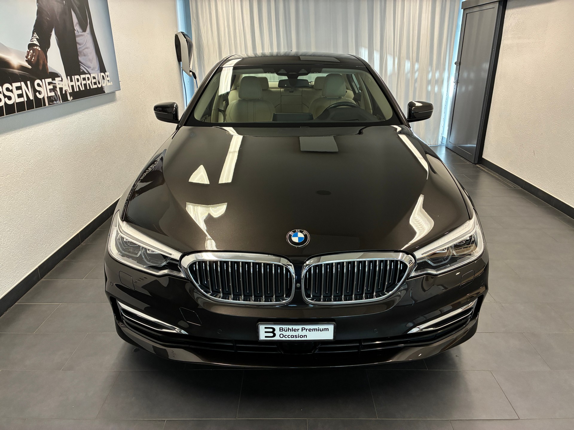 BMW 540i xDrive-showroom-element-1