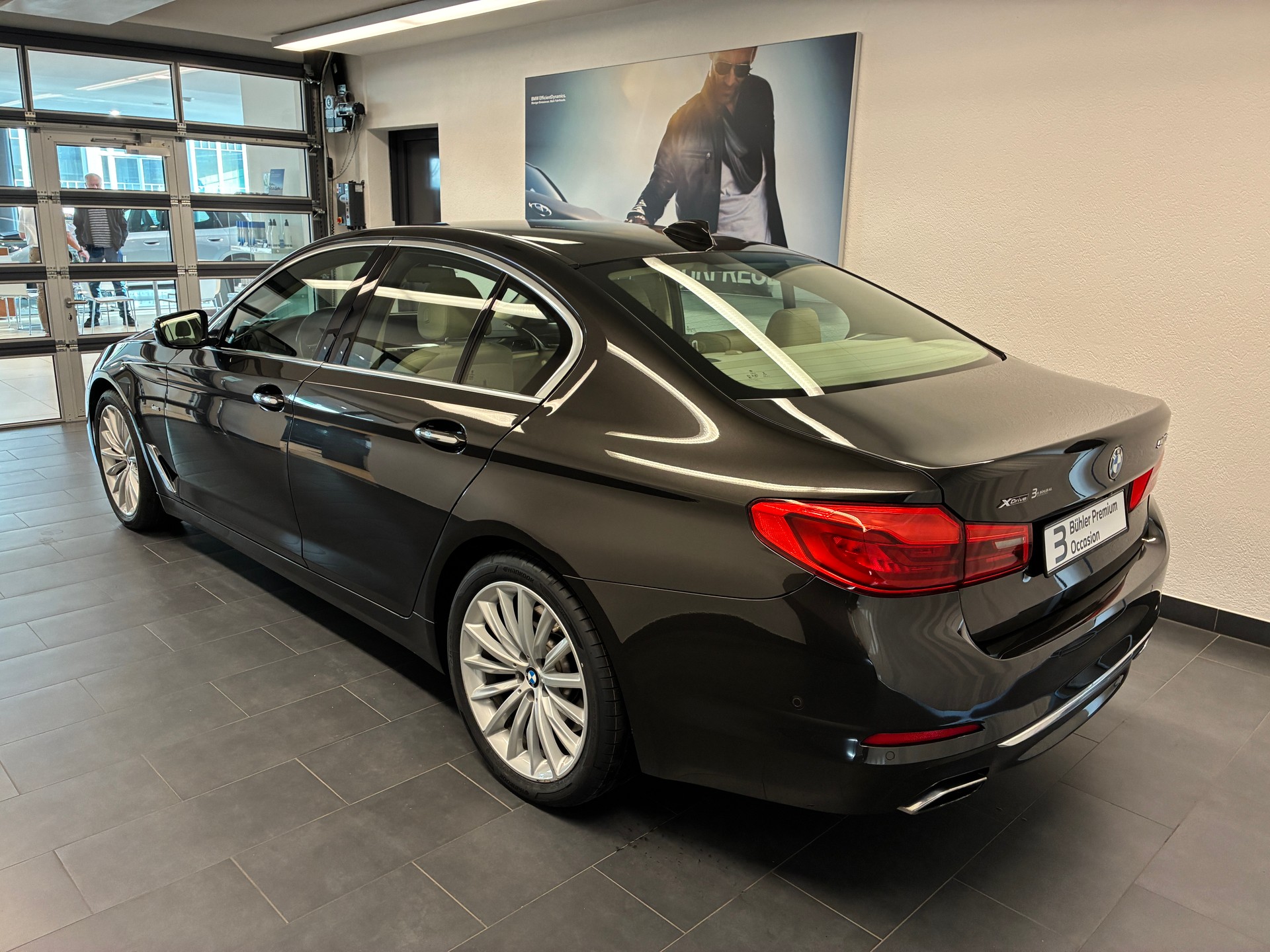 BMW 540i xDrive-showroom-element-3