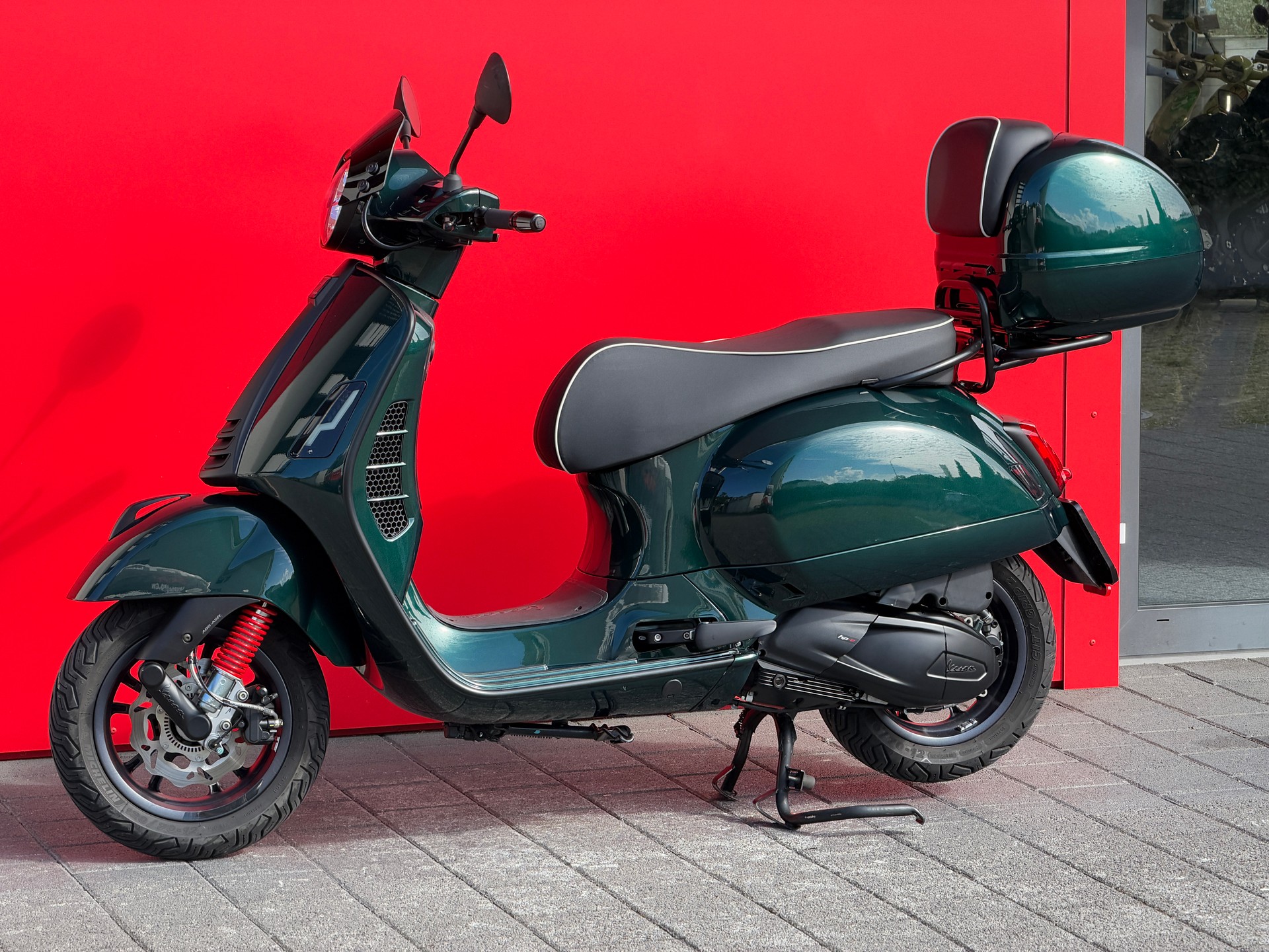 PIAGGIO Vespa GTS 300 HPE Racing Sixties ABS/ASR-image-15