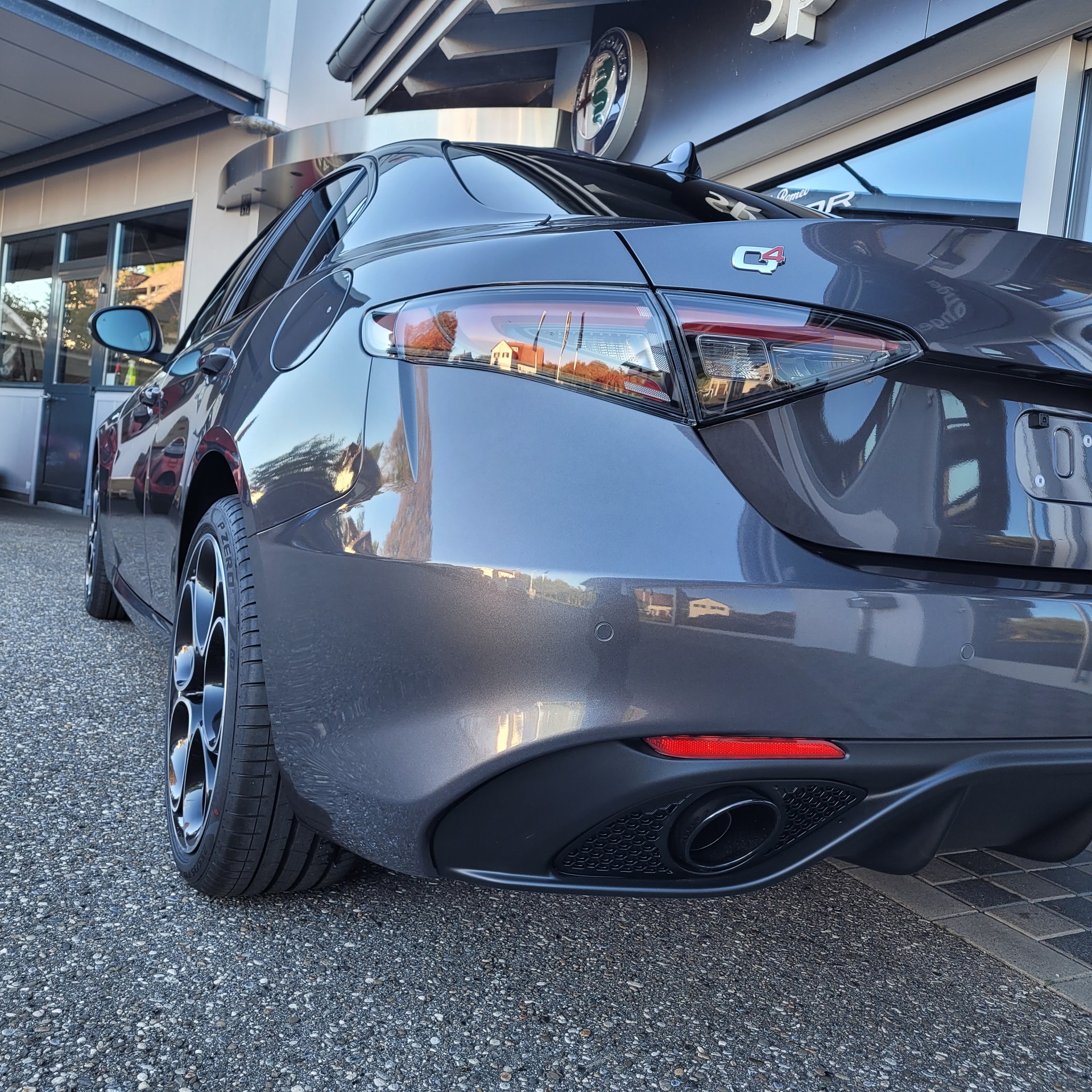 ALFA ROMEO Giulia 2.0 Veloce Q4 AT8 CH Fahrzeug mit 5 Jahren Gratisservice-image-4