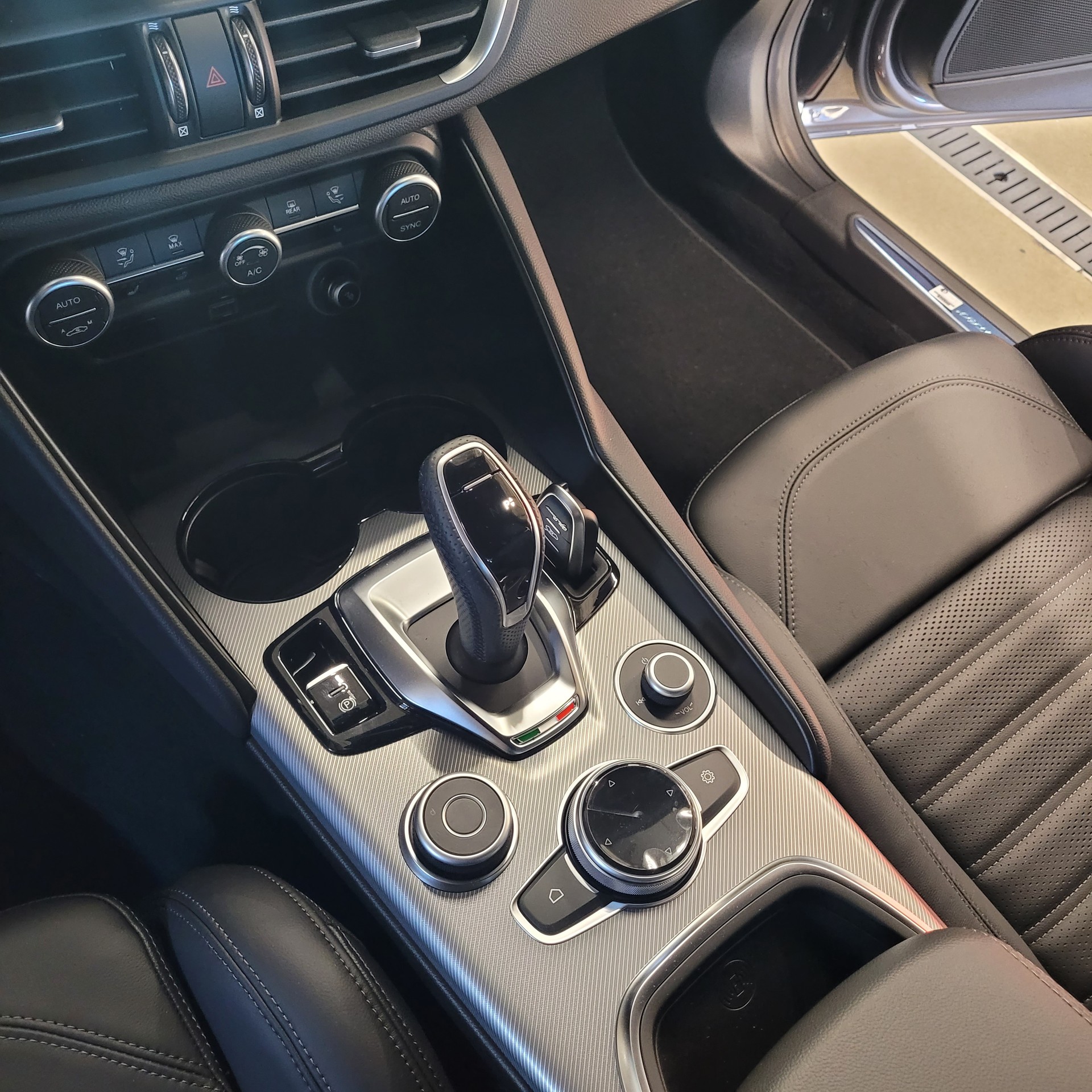 ALFA ROMEO Giulia 2.0 Veloce Q4 AT8 CH Fahrzeug mit 5 Jahren Gratisservice-image-10
