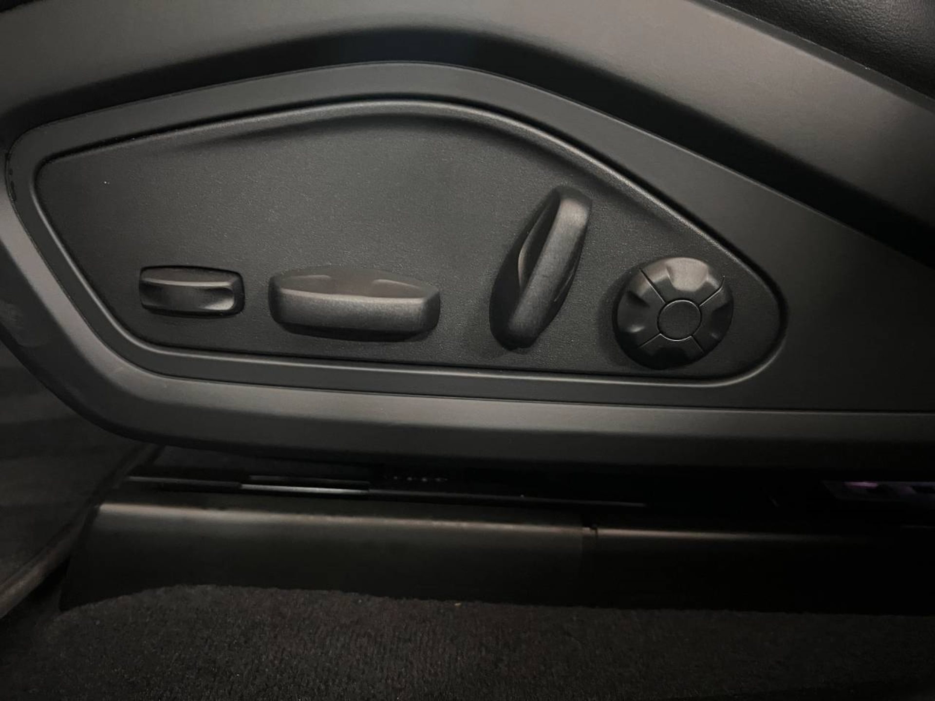 PORSCHE Taycan-image-21