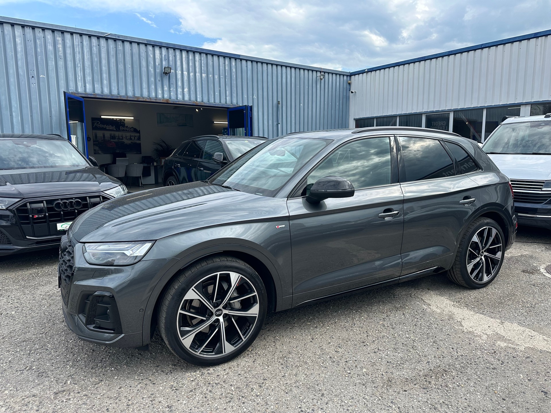 AUDI Q5 45 TFSI S-line Black Edition quattro S-tronic-image-11