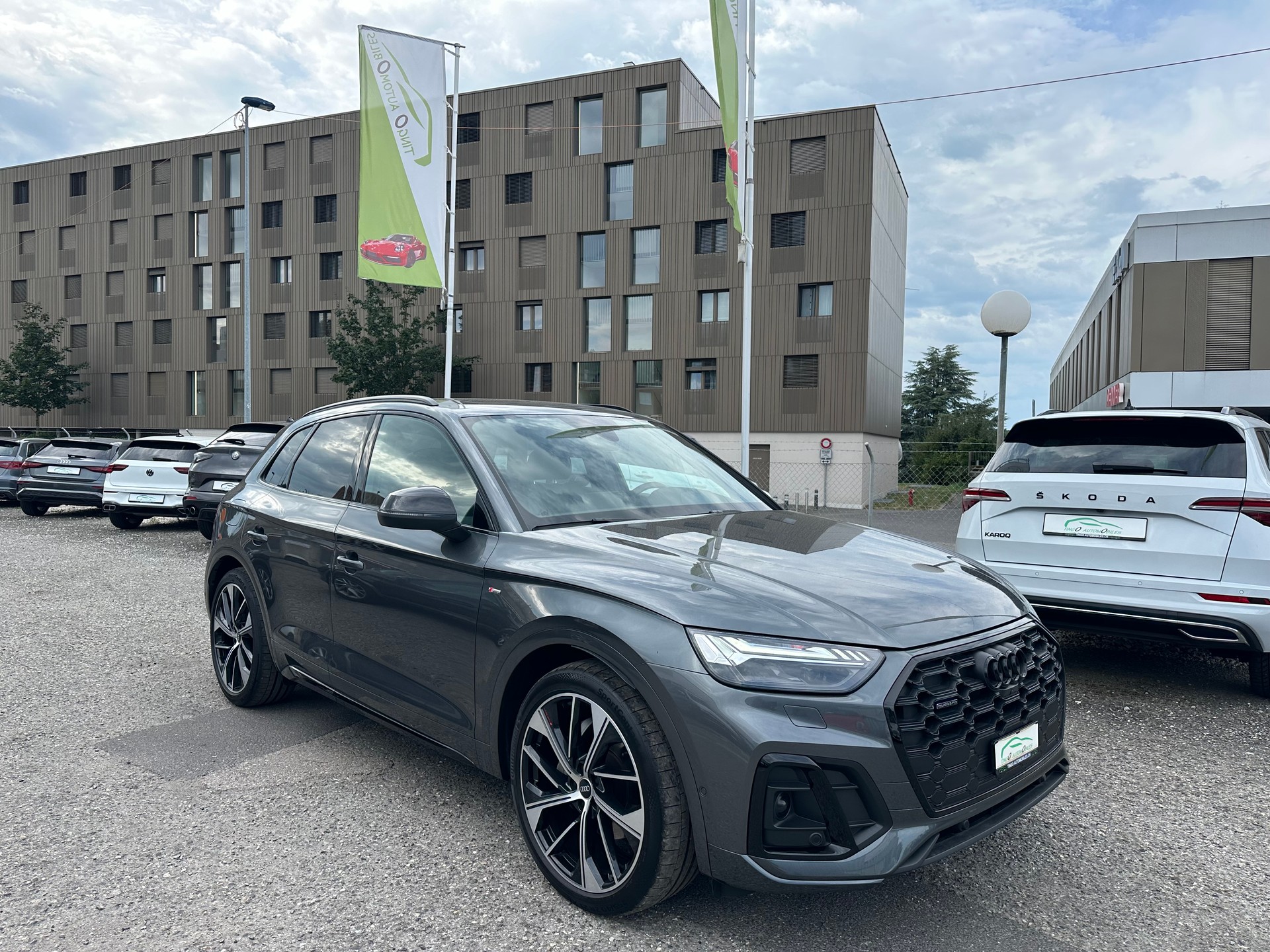 AUDI Q5 45 TFSI S-line Black Edition quattro S-tronic-image-4
