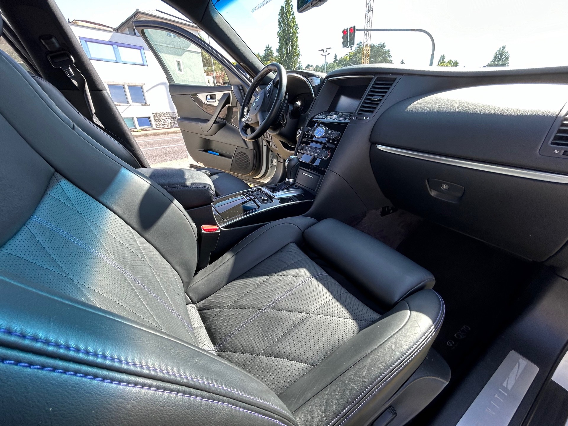 INFINITI QX70 3.7 Ultimate AWD Automatic-image-2