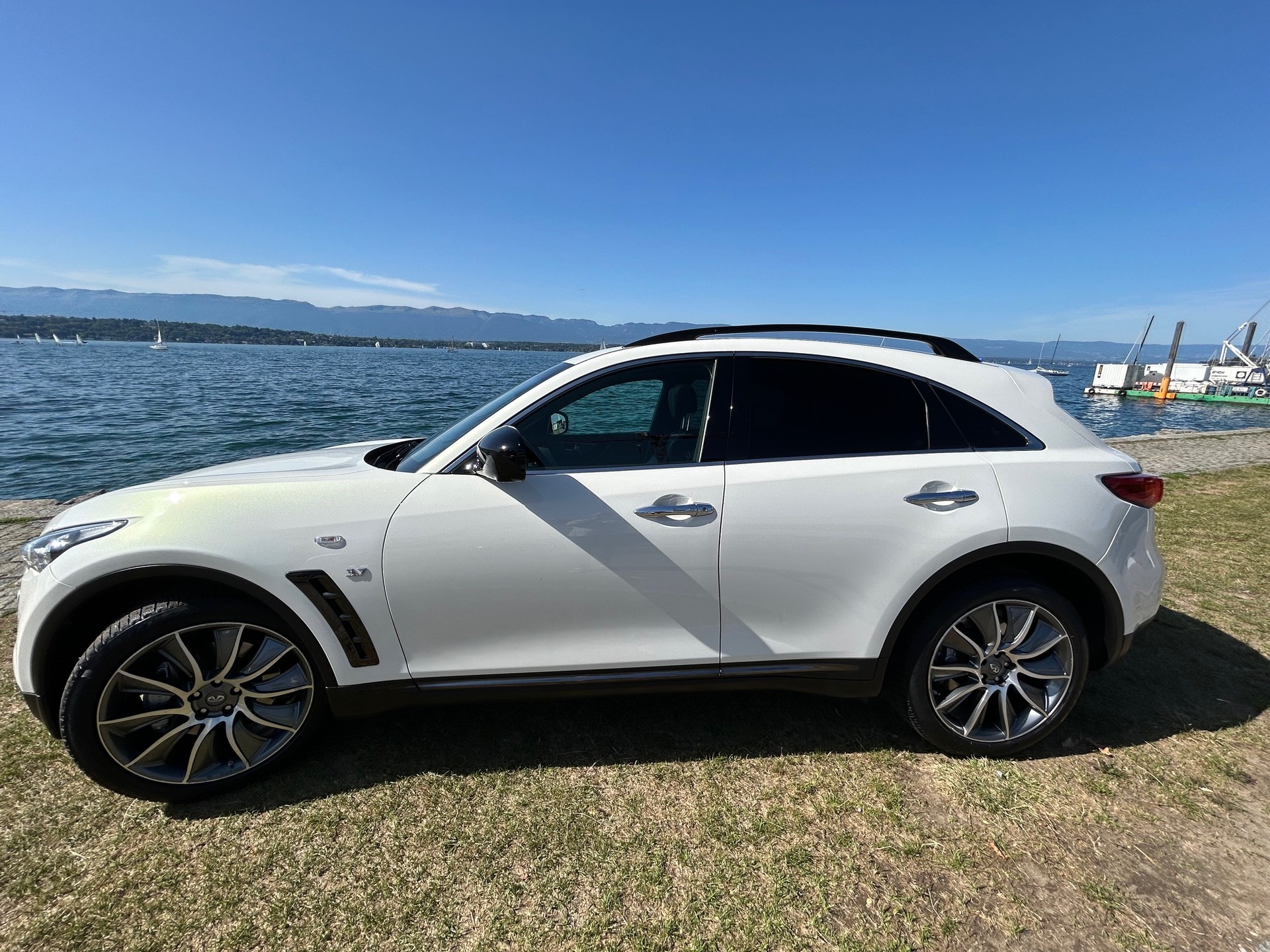 INFINITI QX70 3.7 Ultimate AWD Automatic-image-11