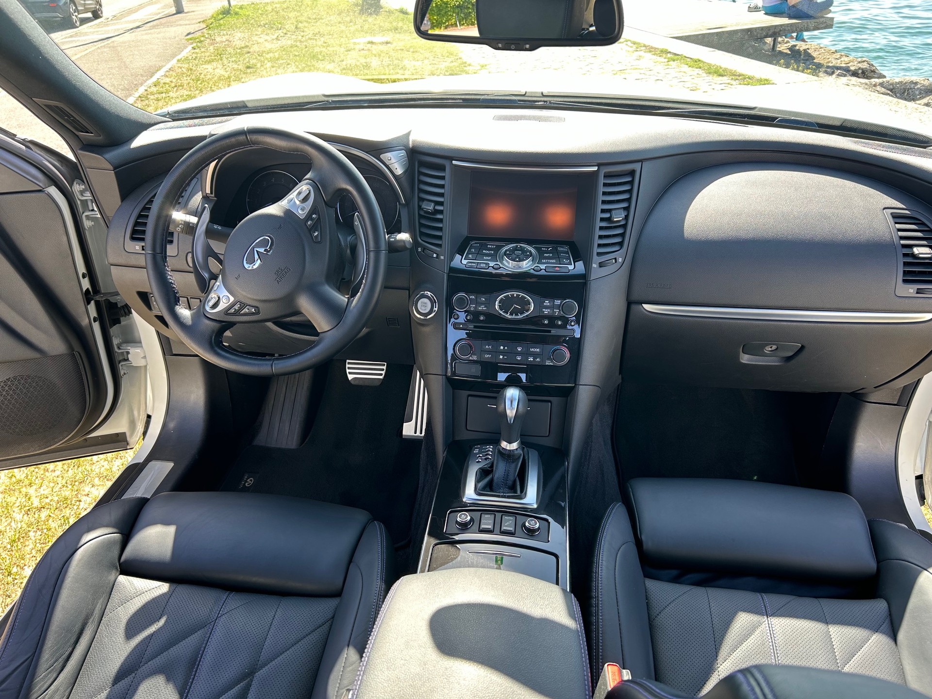 INFINITI QX70 3.7 Ultimate AWD Automatic-image-3