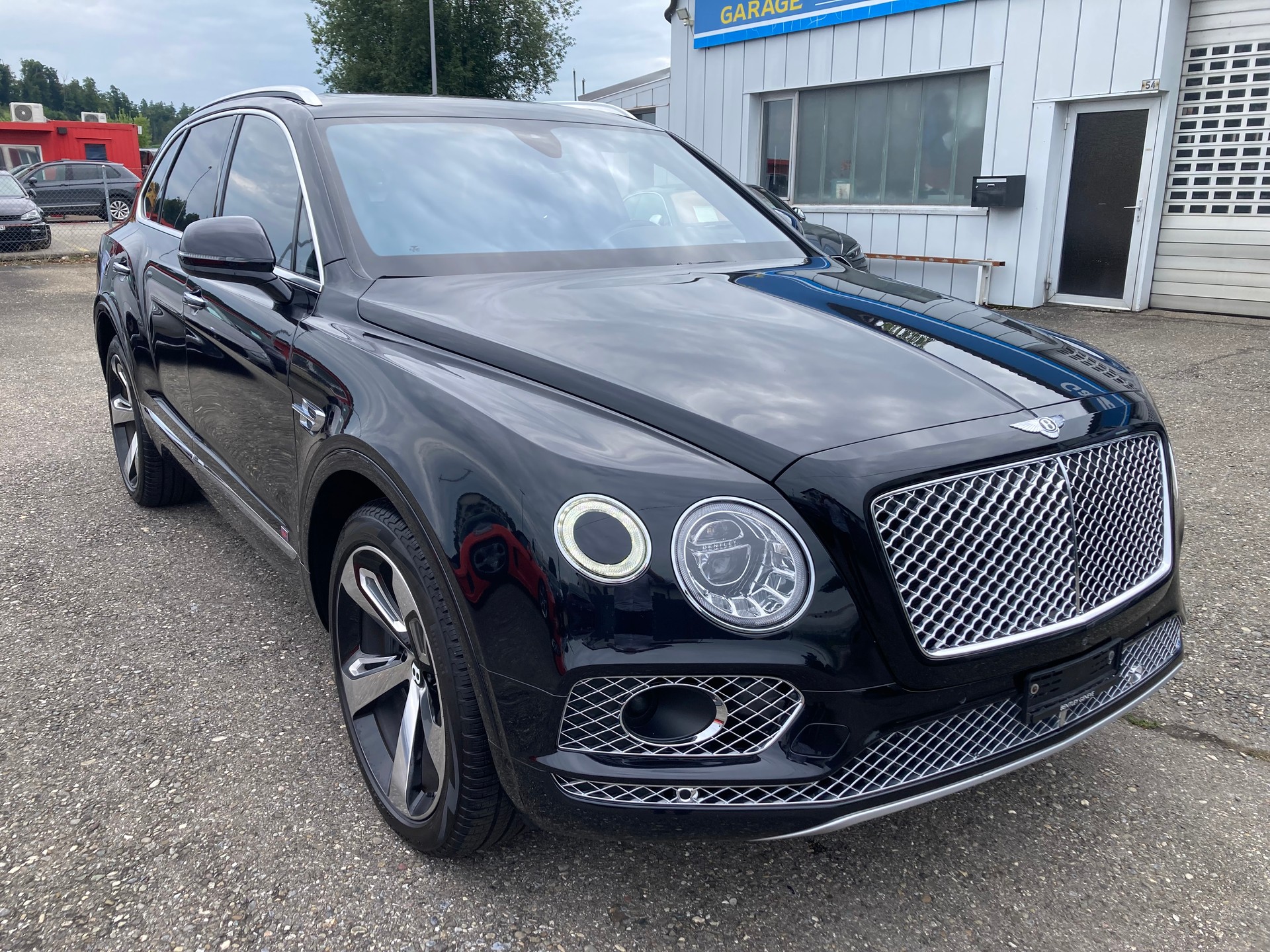 BENTLEY Bentayga W12 First Edition-showroom-element-2