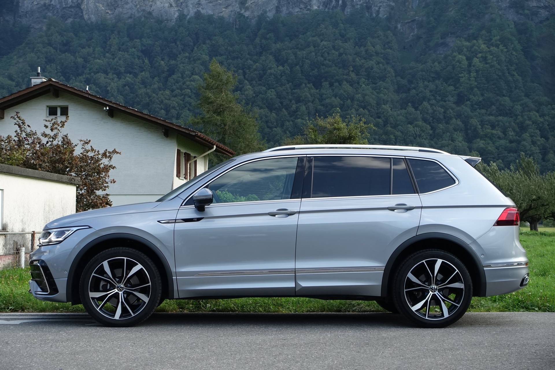 VW Tiguan Allspace 2.0 TSI R-Line 4Motion DSG | CH-Fahrzeug | 7 Plätzer-showroom-element-3