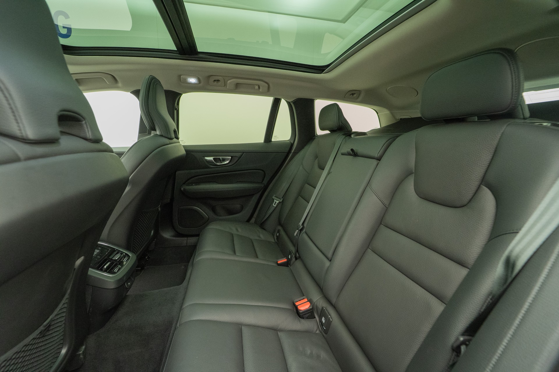 VOLVO V60 2.0 B6 Ultimate Bright AWD-image-8
