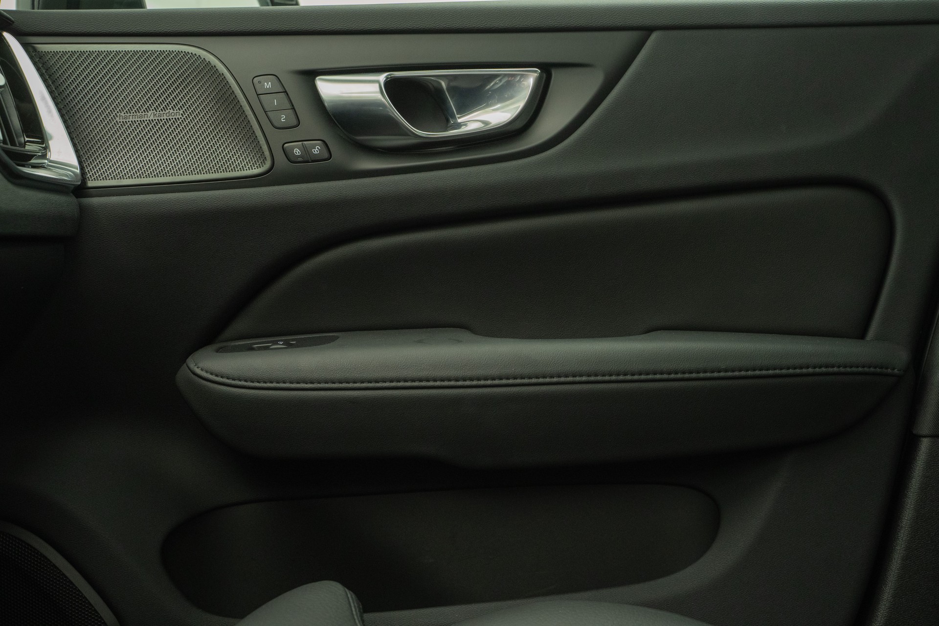 VOLVO V60 2.0 B6 Ultimate Bright AWD-image-11