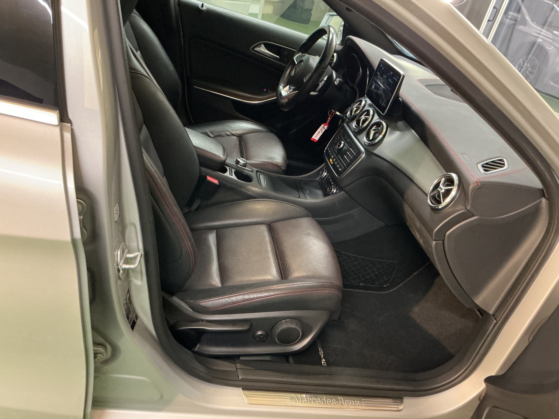 MERCEDES-BENZ GLA 250 AMG Line 4Matic 7G-DCT-image-10