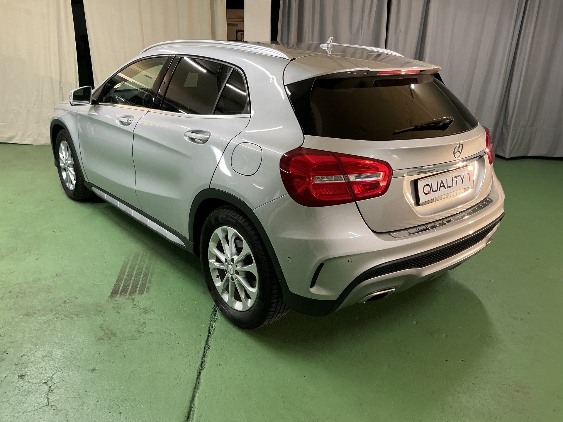 MERCEDES-BENZ GLA 250 AMG Line 4Matic 7G-DCT-image-4