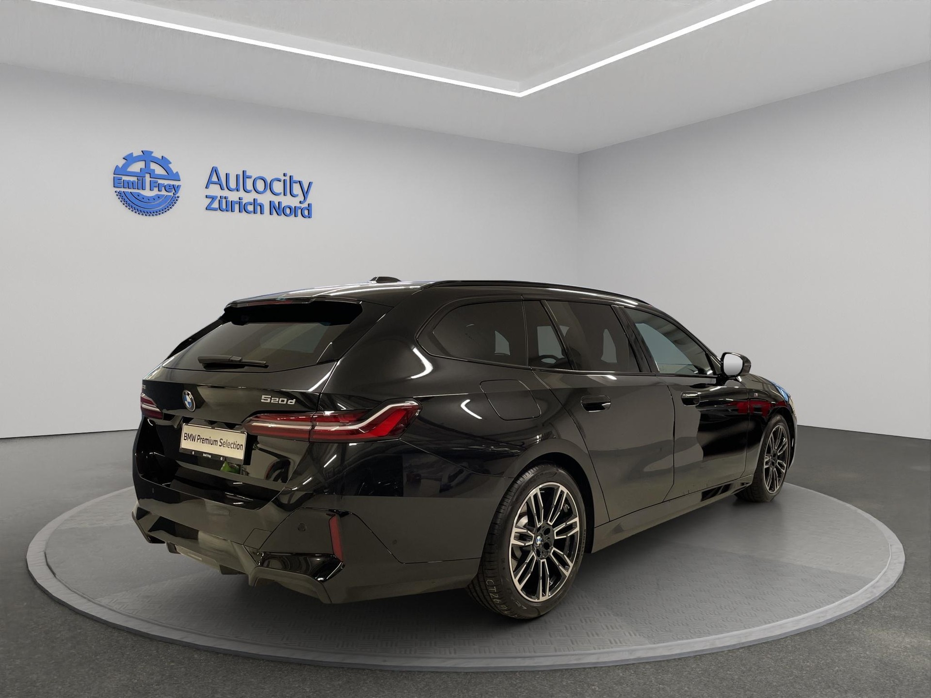 BMW 520d xDrive 48V Touring-showroom-element-1