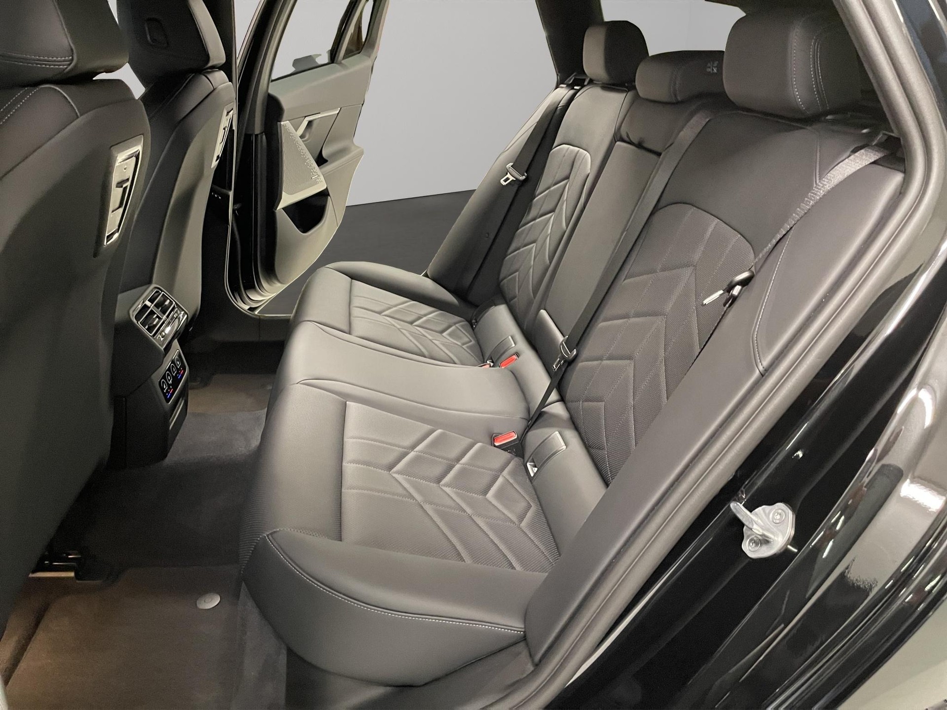 BMW 520d xDrive 48V Touring-image-17