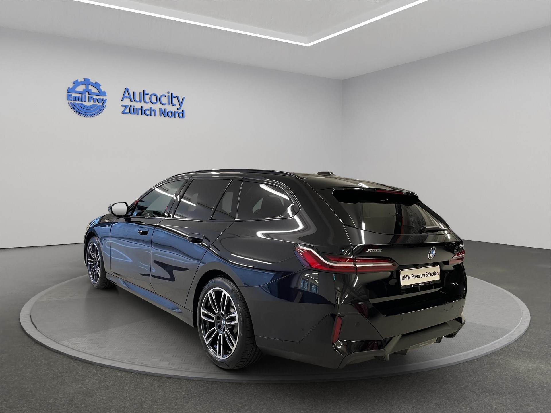 BMW 520d xDrive 48V Touring-image-3