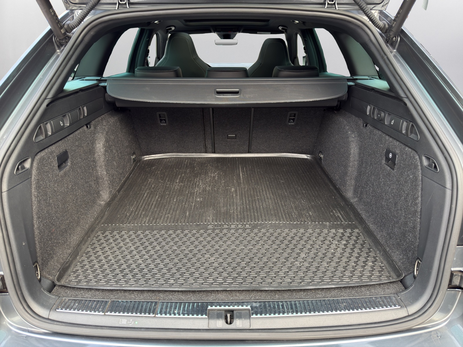 SKODA Superb Combi 2.0 TSI SportLine 4x4 DSG-image-11