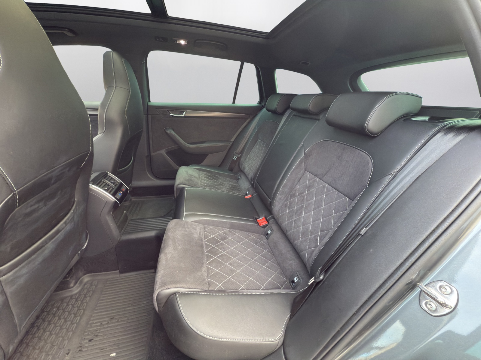 SKODA Superb Combi 2.0 TSI SportLine 4x4 DSG-image-10
