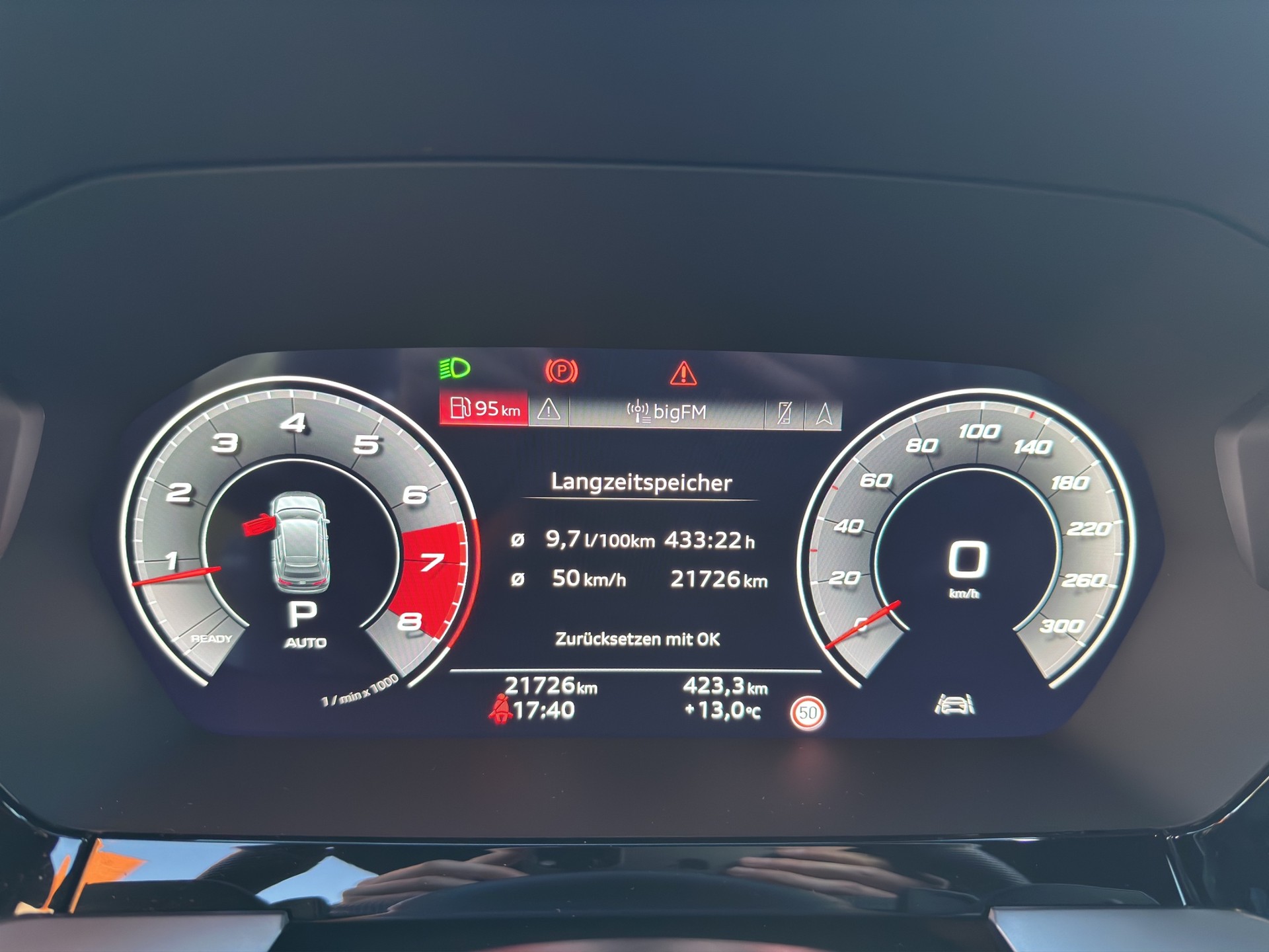 AUDI S3 Sportback 2.0 TFSI quattro S-tronic Black Edition-image-10