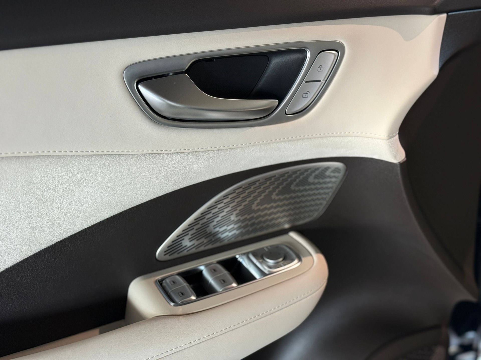 MG S6 EV 77kWh Luxury AWD-image-11