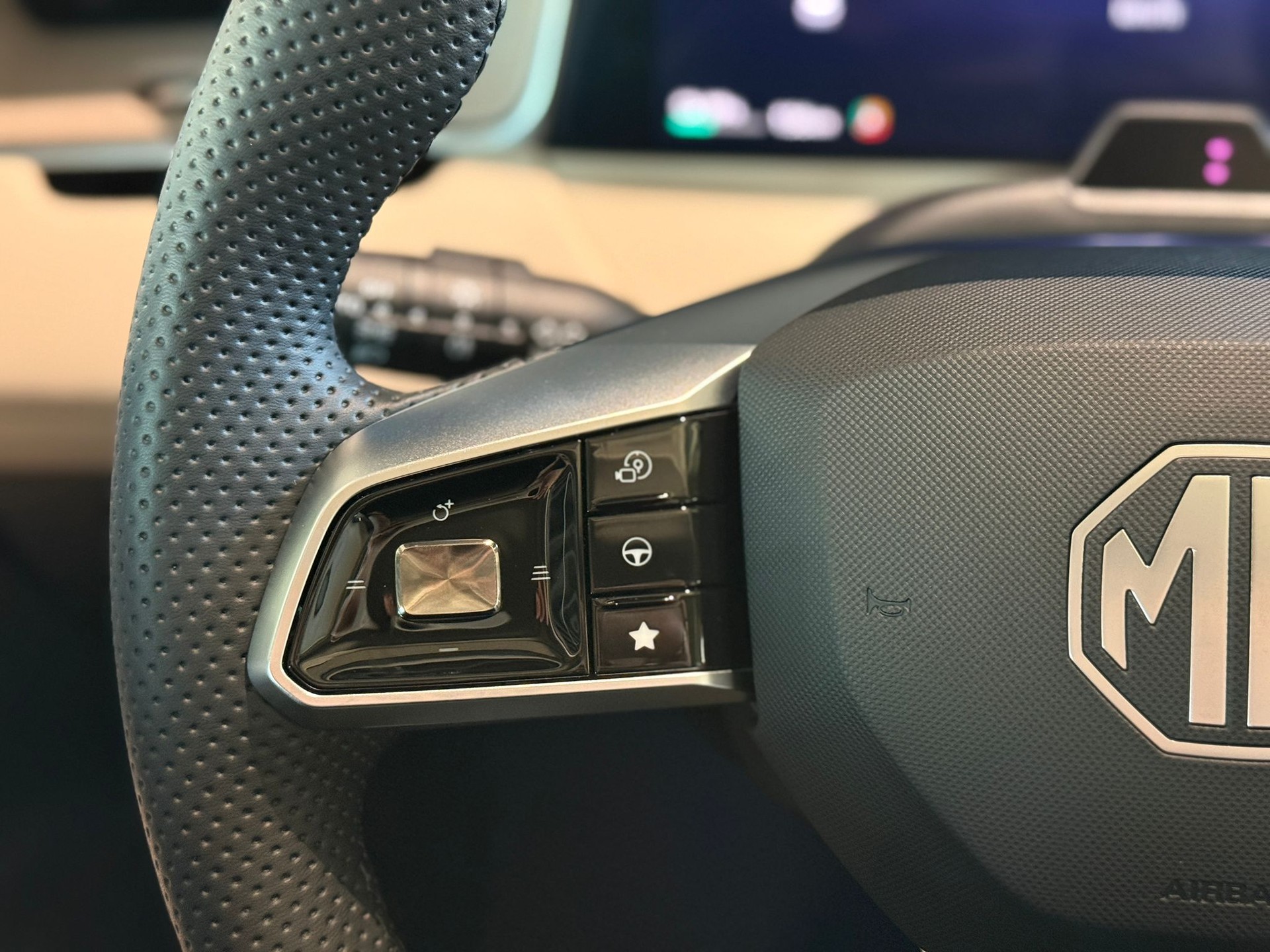 MG S6 EV 77kWh Luxury AWD-image-18