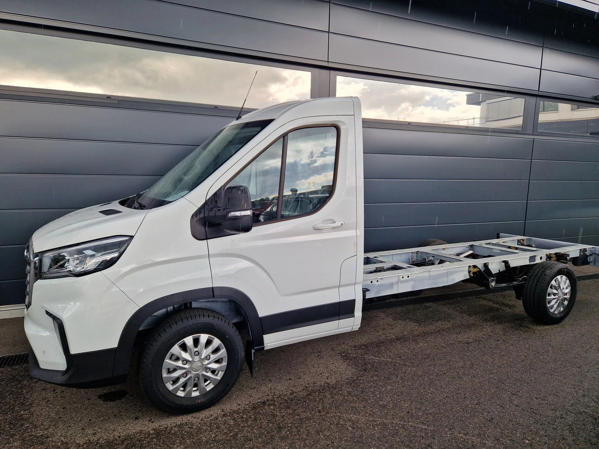 MAXUS Deliver 9 2.0D L4 RWD Luxury-showroom-element-1