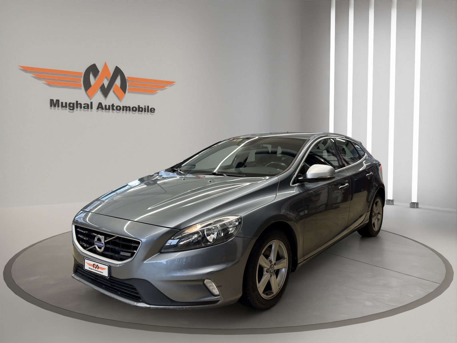 VOLVO V40 T4 Momentum Powershift R-Design-image-0