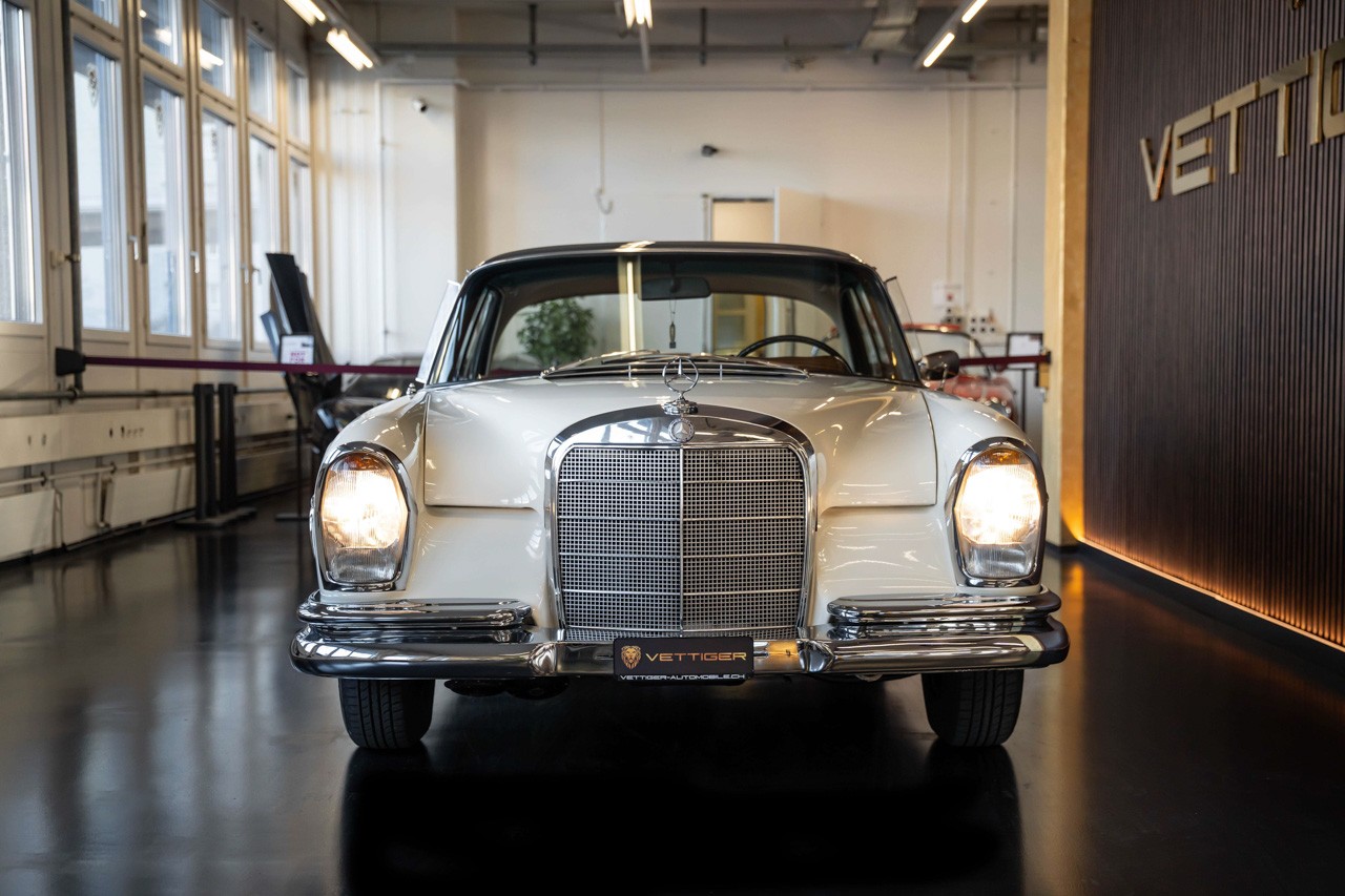 MERCEDES-BENZ 300 SE-showroom-element-1