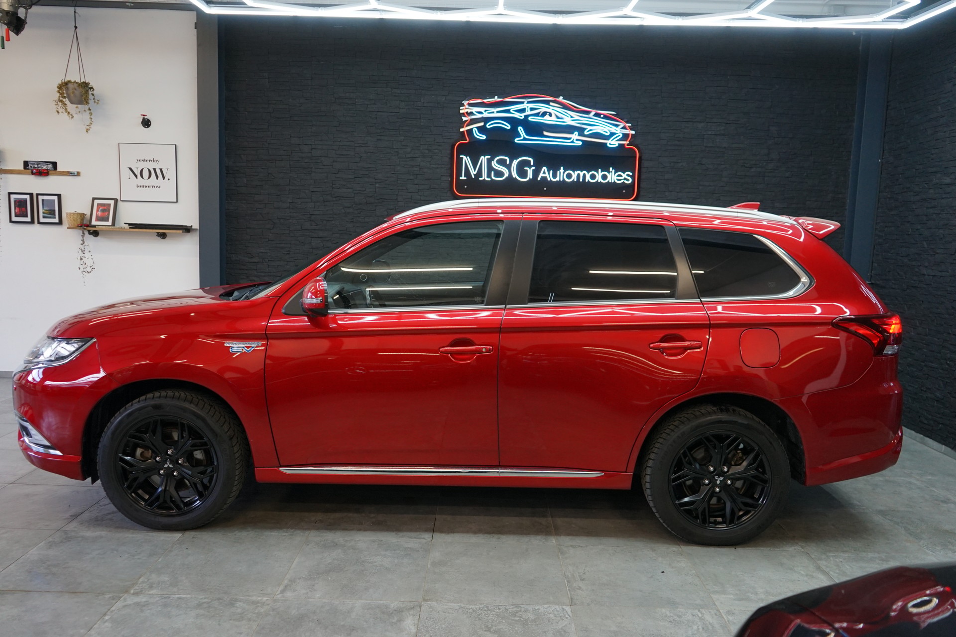 MITSUBISHI Outlander 2.4 PHEV Diamond 4WD Automatic-showroom-element-1