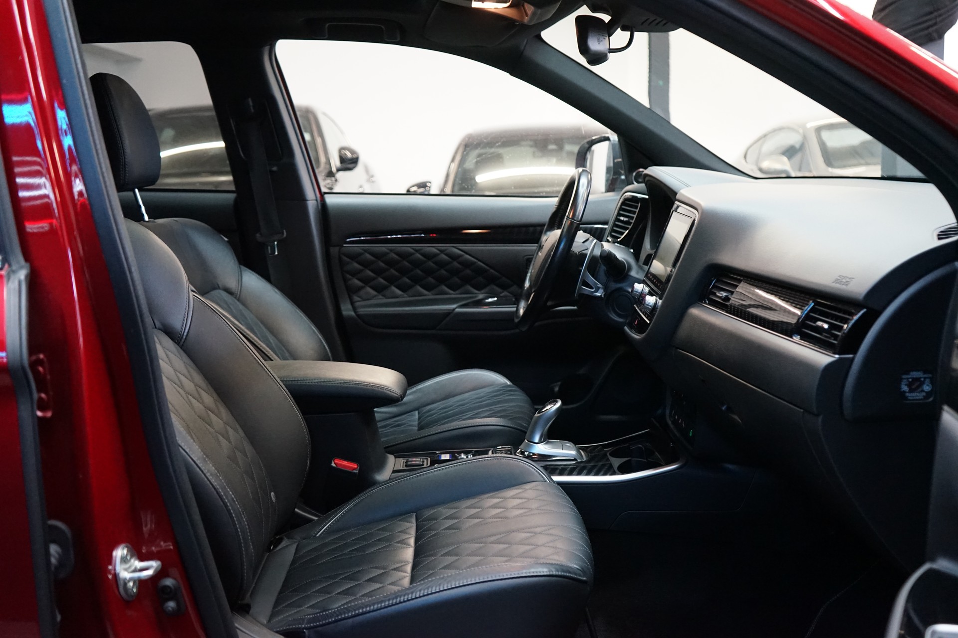 MITSUBISHI Outlander 2.4 PHEV Diamond 4WD Automatic-image-4