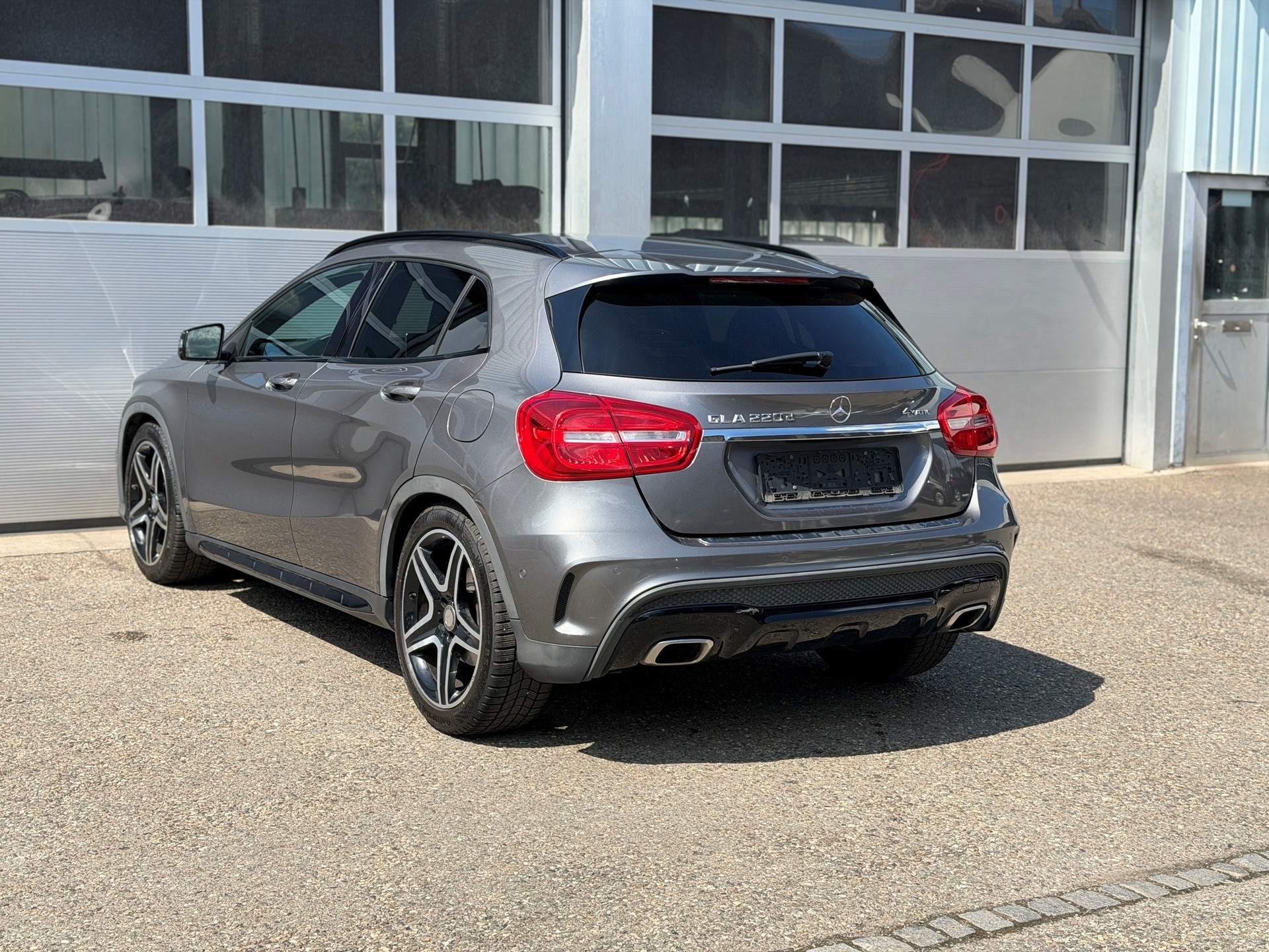 MERCEDES-BENZ GLA 220 d AMG Line 4Matic 7G-DCT-image-4