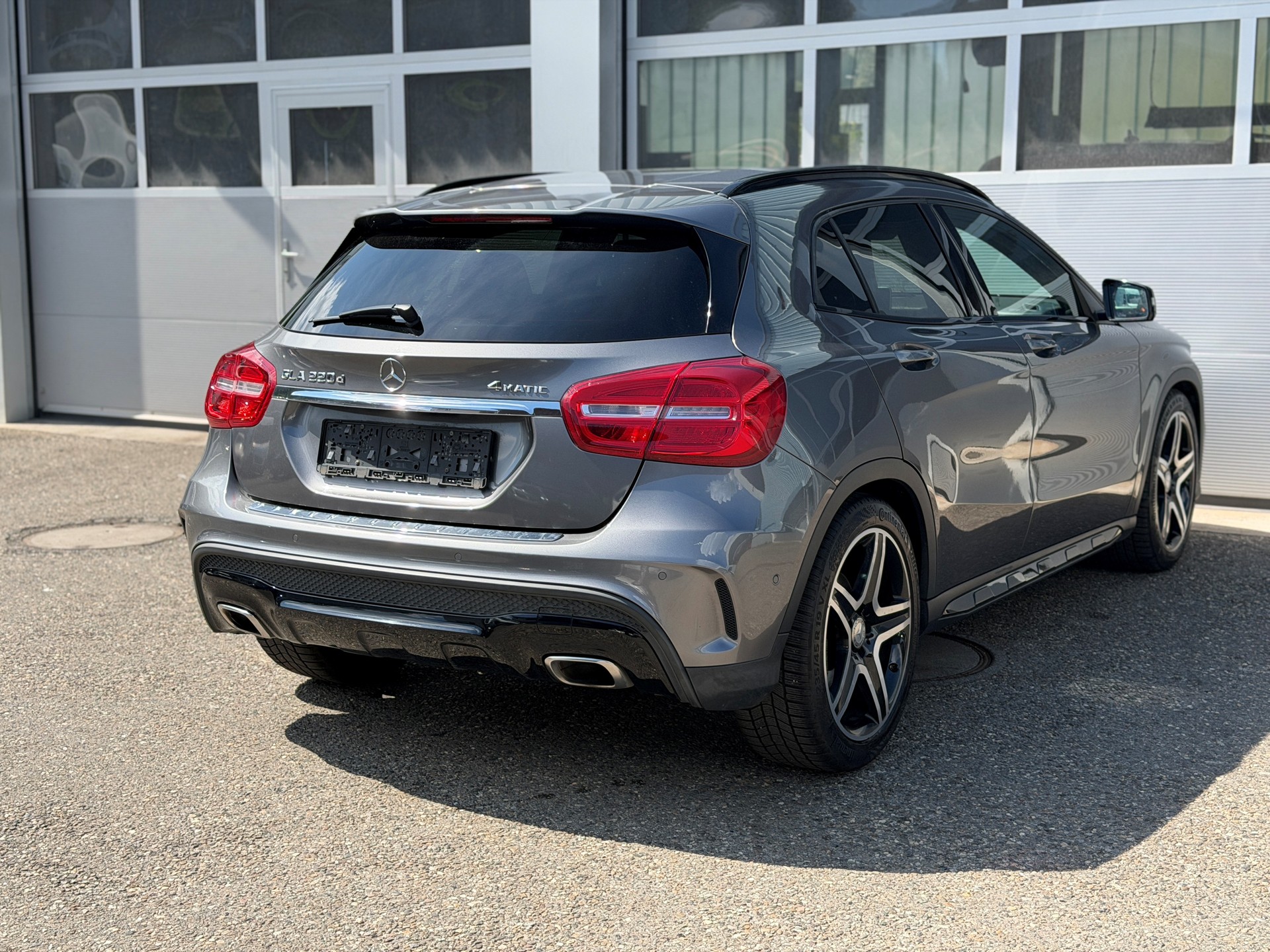 MERCEDES-BENZ GLA 220 d AMG Line 4Matic 7G-DCT-showroom-element-3