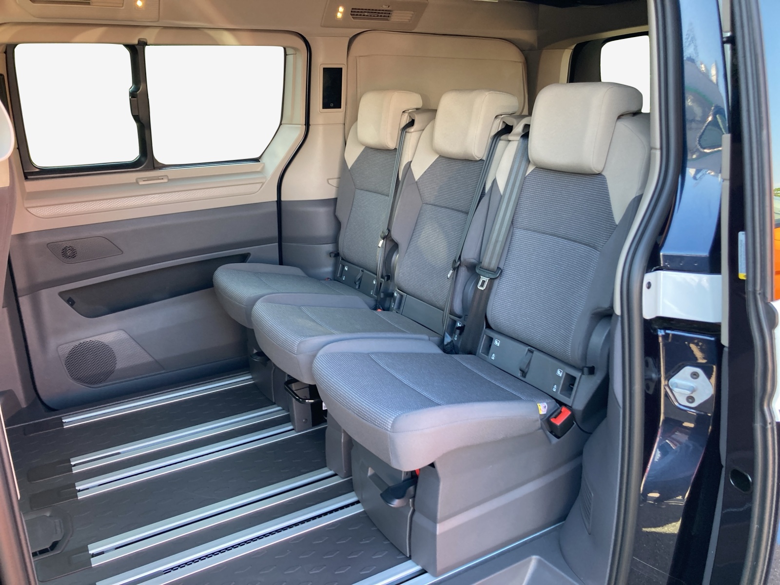 VW California 2.0 TSI Beach Tour-image-11