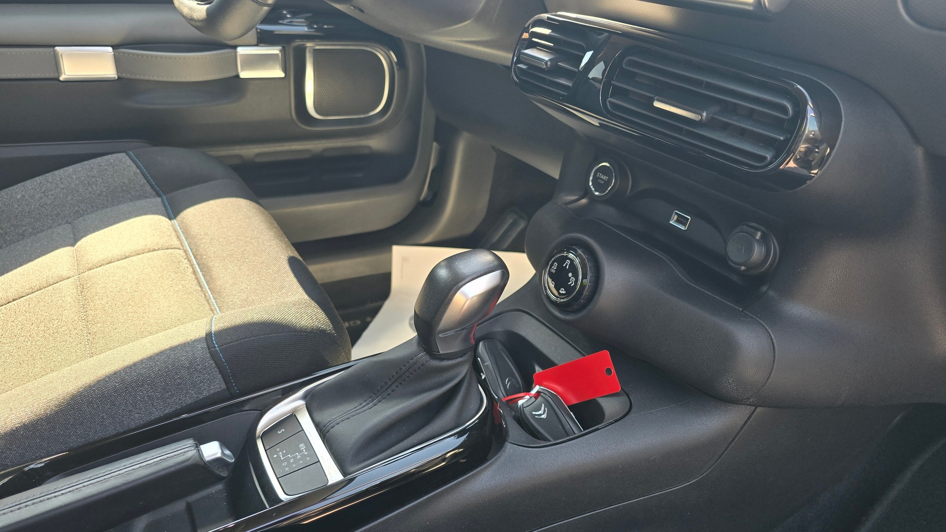 CITROEN C4 Cactus 1.2 Pure Tech Shine EAT6, Zahnriemen neu, Automat-image-14